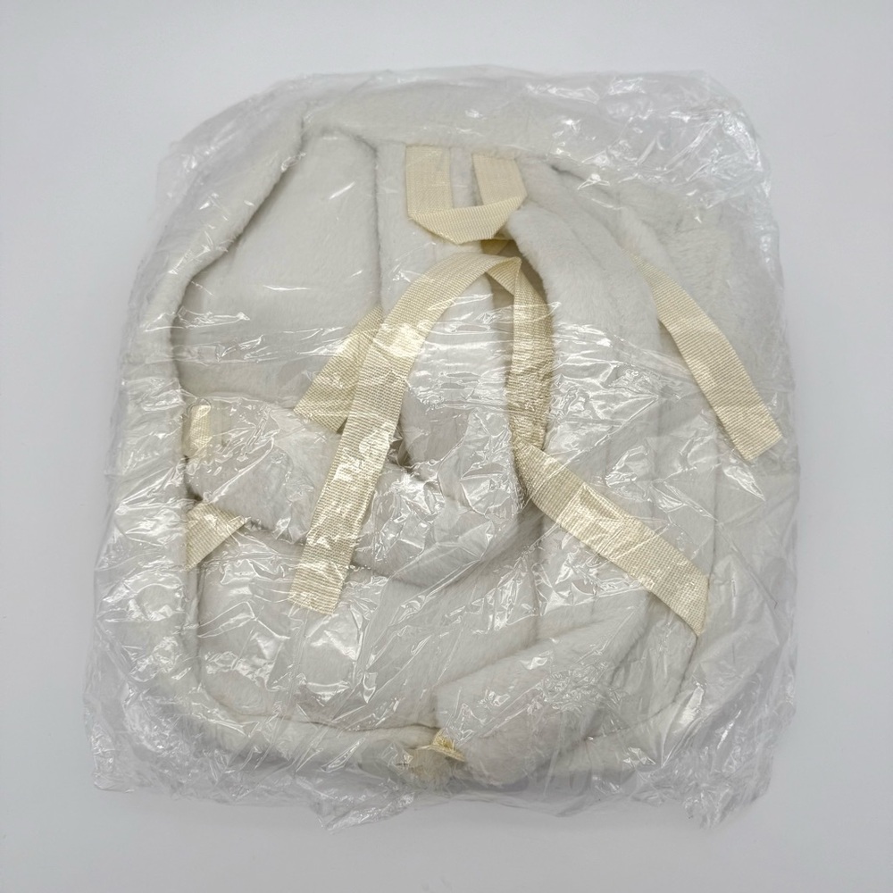 NWT New Hello Kitty Fluffy Fleece White Backpack Keychain Girls Bag Tote Carry - Picture 2 of 3